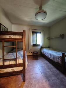 Giường trong phòng chung tại La Romeria