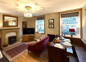 un soggiorno con tavolo e camino di Spinners View - NEW Renovated Apartment - Central Skipton & Parking a Skipton Altre 47 foto