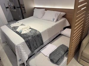 een kleine slaapkamer met een bed met handdoeken erop bij Beach Class Verano Muro Alto in Porto De Galinhas +23 foto's