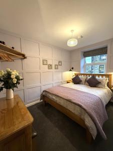 una camera da letto con un letto grande e una finestra di Spinners View - NEW Renovated Apartment - Central Skipton & Parking a Skipton