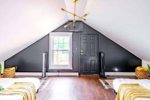 En eller flere senge i et værelse på Jungle House Chillicothe - Luxury Downtown Homes Free Parking + 75 billeder