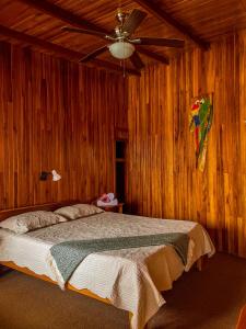 una camera da letto con un letto e un aquilone sul muro di Hotel El Atardecer a Monteverde Costa Rica