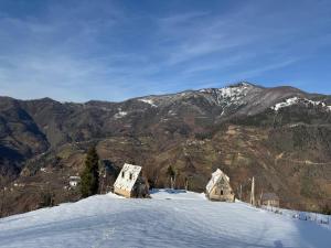 K'edaGREEN GUNDAURI的山顶上满是雪地的山