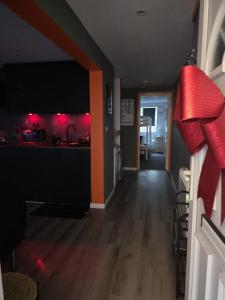 ein Wohnzimmer mit einer Küche mit roten Lichtern in der Unterkunft Energy - 8ight Havens Folkestone in Folkestone