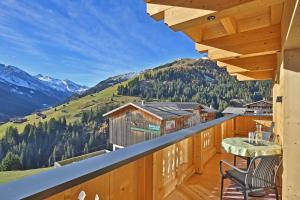 balcone con tavolo, sedie e montagne di Himmenhof a Tux