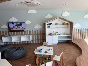 een kinderkamer met een speelkamer met een tafel en stoelen bij Beach Class Verano Muro Alto in Porto De Galinhas
