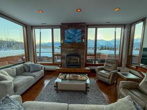 ein Wohnzimmer mit Sofa und Kamin in der Unterkunft Luxurious 901 Condos by Fernie Central Reservations in Fernie