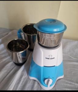 un robot da cucina blu e bianco accanto a due secchi di Ac Luxurious Bed with breakfast In Thane West a Thane