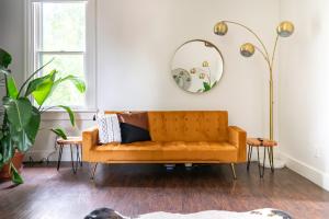 Et opholdsområde på Jungle House Chillicothe - Luxury Downtown Homes Free Parking