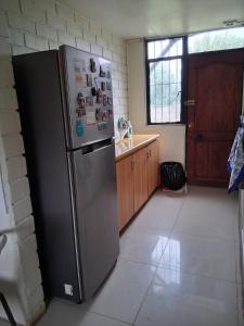 een keuken met een roestvrijstalen koelkast bij Búho Real Cityhouse in El Cerrillo