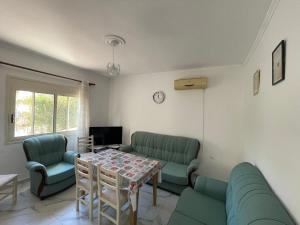 un soggiorno con un divano, un tavolo e delle sedie di Casa Mia a Vlorë