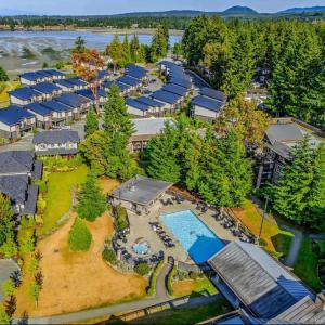 una vista aerea di un resort con piscina e alberi di ENTIRE Sunrise Resort Townhome in Parksville a Parksville