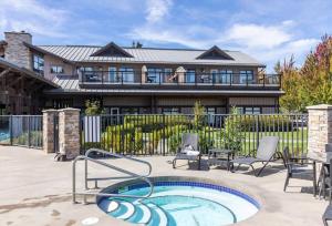una casa con vasca idromassaggio in un cortile di ENTIRE Sunrise Resort Townhome in Parksville a Parksville