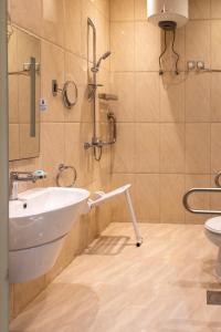 Et badeværelse på شقق اماليا للشقق المخدومة