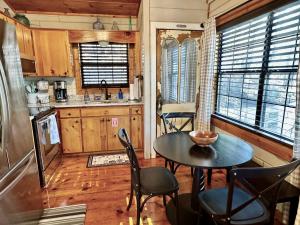 een keuken met een tafel en stoelen in een keuken bij Stargazer Cabin - Skydeck, Fire Pit, Wood Fireplace in Blue Ridge +6 foto's