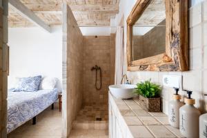 Et badeværelse på Apartamentos Castillo Quince + 28 billeder