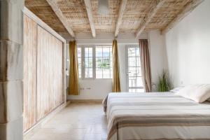 En eller flere senge i et værelse på Apartamentos Castillo Quince