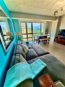 un soggiorno con un grande divano e un tavolo di Spacious Loft-Sea view by Stay Here PR a San Juan