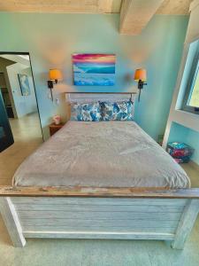 un letto in una camera da letto con due lampade e uno specchio di Spacious Loft-Sea view by Stay Here PR a San Juan