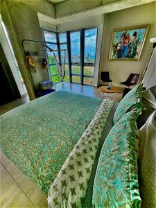 una camera da letto con un letto grande con una grande finestra di Spacious Loft-Sea view by Stay Here PR a San Juan