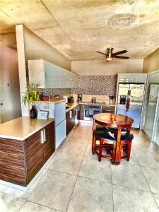 una cucina con tavolo e ventilatore a soffitto di Spacious Loft-Sea view by Stay Here PR a San Juan Altre 42 foto