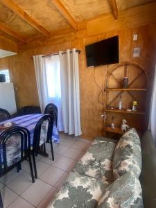 TV a/nebo společenská místnost v ubytování Cabañas Pino, Un lindo lugar de descanso