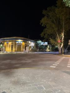 an empty street in front of a building at night at Modo soto in Villa de Soto