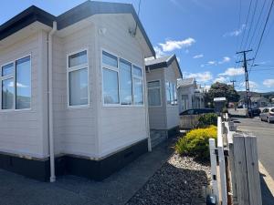 a row of modular homes on a street at Stylish Petone Stay in Lower Hutt