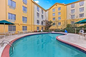 Hồ bơi trong/gần La Quinta by Wyndham Birmingham Homewood