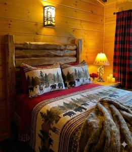 En eller flere senge i et værelse på Motel Montreal