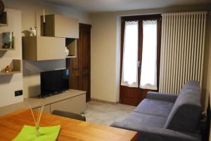 un salon avec un canapé bleu et une table dans l'établissement Da Milena, à Frabosa Sottana