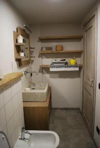 une salle de bains avec lavabo et toilettes dans l'établissement Da Milena, à Frabosa Sottana