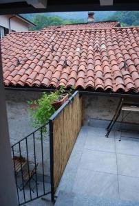Cette maison dispose d'un toit en carrelage et d'un balcon. dans l'établissement Da Milena, à Frabosa Sottana