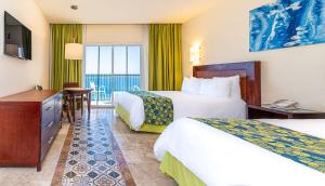 Giường trong phòng chung tại Krystal Vallarta +14 ảnh