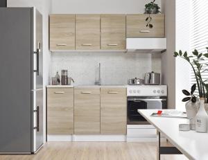 una cucina con mobili in legno e un frigorifero in acciaio inossidabile di Hostel Migrand a Stettino