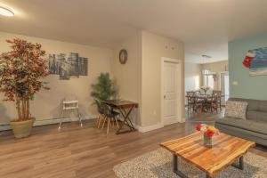 een woonkamer met een bank en een tafel bij Comfort Tenacity in Yellowknife