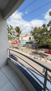 balcone con vista su una strada. di Paulinos Flat 02, Ubajara CE a Ubajara