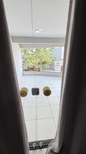 een kamer met een raam bij Paulinos Flat 02, Ubajara CE in Ubajara