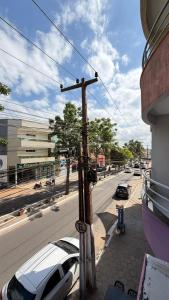 een straat met een auto aan de kant van de weg bij Paulinos Flat 02, Ubajara CE in Ubajara