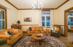 een woonkamer met twee banken en een tafel bij Samson House in Revelstoke +27 foto's