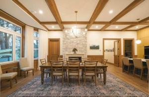 een eetkamer met een tafel en stoelen bij Samson House in Revelstoke