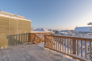 een houten terras met sneeuw op de grond bij Comfort Tenacity in Yellowknife