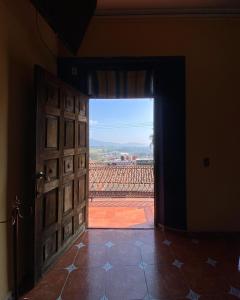 een open deur met uitzicht op een dak bij Plaza Real Hotel Boutique in Coscomatepec de Bravo +4 foto's