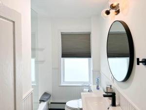 Et badeværelse på The Return to Woods - Newly Designed & Renovated