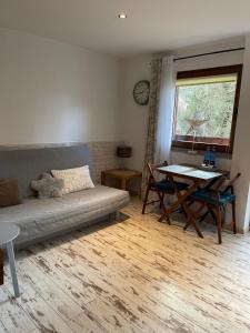 een woonkamer met een bank en een tafel bij Willa Avita in Karpacz