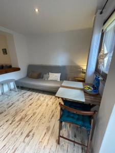 een kamer met een bed, een tafel en stoelen bij Willa Avita in Karpacz