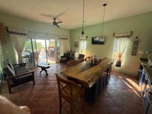 een keuken met een grote houten tafel in de woonkamer bij Casa de la Roca in Mojón