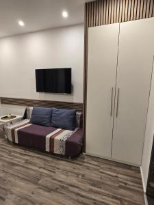 een slaapkamer met een bed en een tv aan de muur bij Loft Apartment Horrem in Kerpen