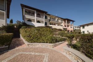 a brick walkway in front of a building at Blu Garda View in Polpenazze del Garda