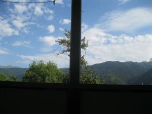 Vista generica sulle montagne o vista sulle montagne dall'interno dell'affittacamere